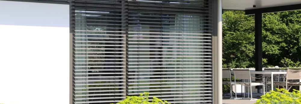 Fenster mit moderner Jalousie.